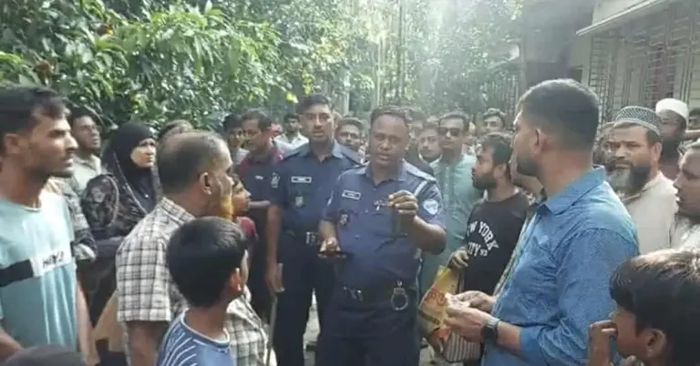 ঘটনাস্থলে পুলিশ ও এলাকাবাসীর ভিড়
